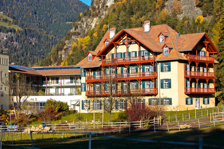 Das Therapiezentrum Bad Bachgart liegt in einer idyllischen Umgebung: Hier suchen Menschen mit Abhängigkeitserkrankungen in sechs bis acht Wochen wieder einen Weg in die Freiheit. Therapiezentrum Bad Bachgart