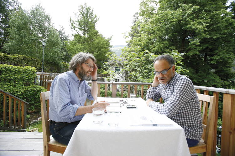 Bei einem Schriftsteller: Georg Mair besuchte Enrico De Zordo in Brixen – ein neues Gesicht in der Südtiroler Literatur. „Fertig ist ein Text erst, wenn ich ihn selber beim Lautlesen hören kann“, sagt De Zordo (ab Seite 48). Enrico De Zordo