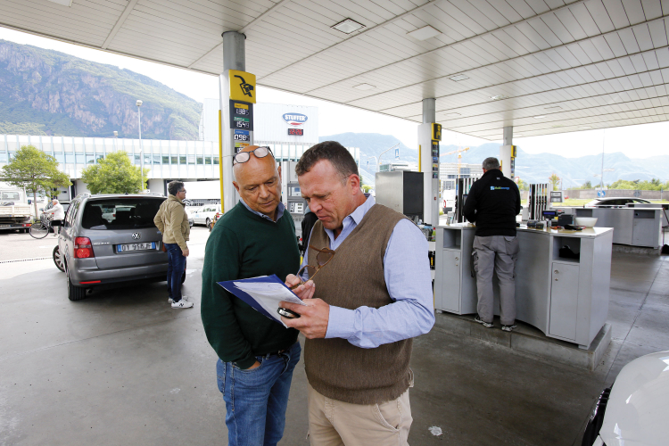 Gibt es guten und schlechten Diesel? Norbert Dall’Ò (links) hat für die Titelgeschichte in diesem Heft beim Tankstellenbetreiber Haimo Staffler recherchiert. Diesel