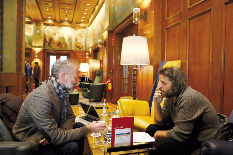 Der italienische Soziologe:
Georg Mair im Gespräch mit Luca Fazzi (li.), der untersucht hat, welche Unterschiede die Südtiroler Autonomie hervorgebracht hat: „Sie schmälert vor allem die Chancen der Italiener“, sagt er (ab Seite 48). Georg Mair im Gespräch mit Luca Fazzi