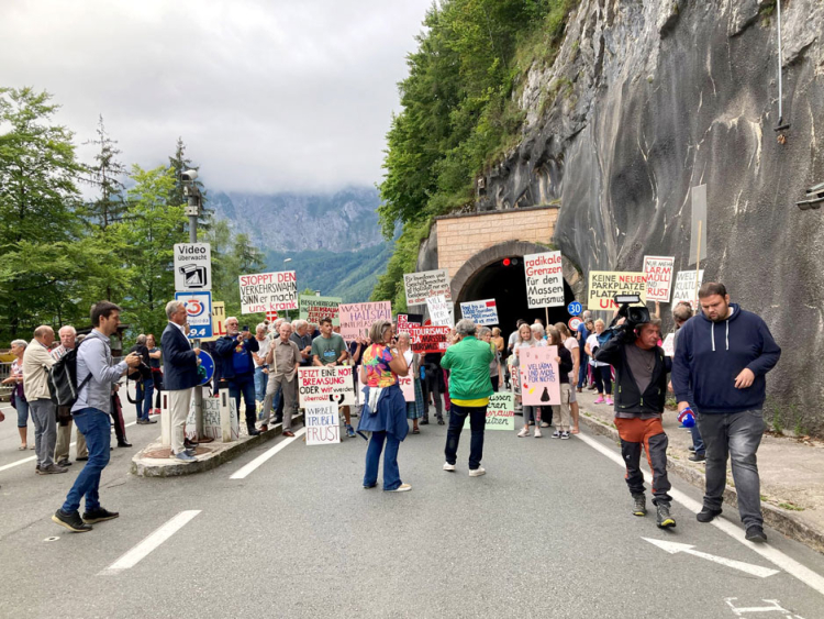 Im Sommer 2023 blockierten zahlreiche Menschen 15 Minuten lang den Zufahrtstunnel nach Hallstatt, um auf die Belastung durch den Massentourismus aufmerksam zu machen.
