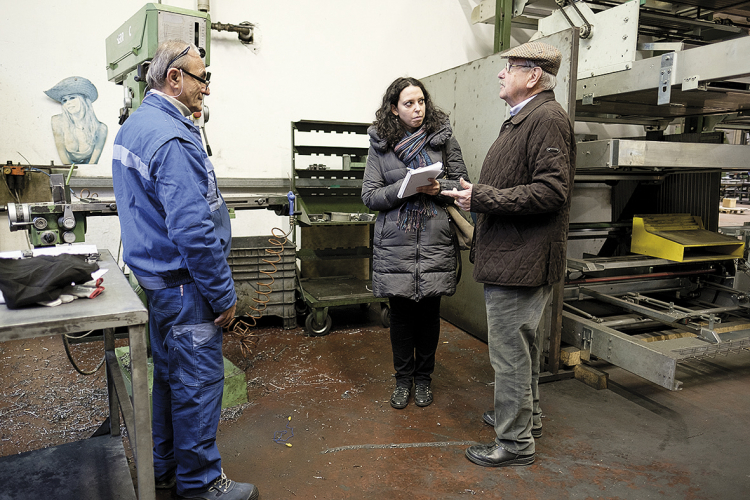 Bei Metallarbeitern: ff-Mitarbeiterin Elisabeth Parteli hat für die ff-Serie
„Angekommen“ den Kurden Reza-Arian Mohammad (links) bei seiner Arbeit in der Lorenz Pan AG in Leifers besucht. Metall