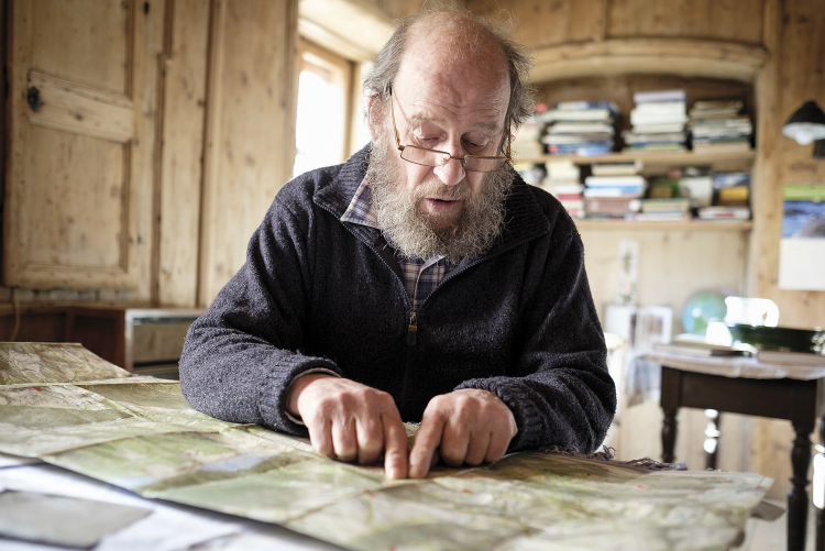 Ulrich Kössler zeigt auf einer Karte die Unfallstelle im Obervinschger
Zerzertal. Die Dokumentation des Meraner Bergführers, der am Tag nach der Tragödie das Lawinenunglück analysierte, trug dazu bei, dass gegen die verantwortlichen Offiziere Anklage erhoben wurde. Ulrich Kössler