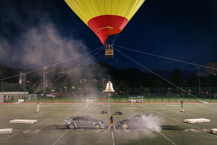 Heißluftballon, nackte Performerinnen, Volksmusik, Glocken, durchdrehende Autos: die Performance von Florentina Holzinger im Europastadion in Bozen.