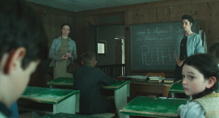 Il film mette in scena un dissidio che eccede il privato e rimanda alla storia collettiva, alle sue ceneri mai del tutto spente.