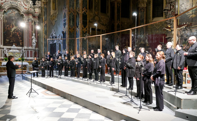 Der RIAS Kammerchor Berlin begeistert beim Brixner Festival Musik und Kirche mit den Kompositionen von Palestrina und Pärt.