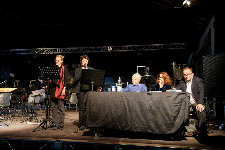 Kaser-Lesung in der Kaserne: Elisabetta Scavazza, Sonja Hartner, Werner Menapace, Francesca Melandri und Toni Colleselli. Kaser-Lesung