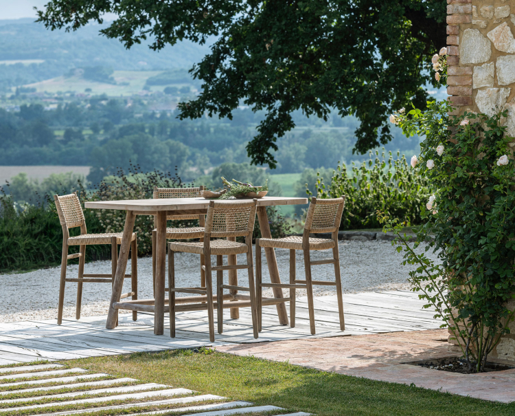 Zeitlos und innovativ: Geflochtene Möbel gehören 2024 auf jede Terrasse.
Ein Holz, das dabei allen Wettern standhält: Teak.