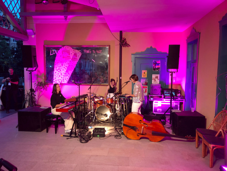 Die österreichische Frauenband „Mel*E“ im Ost West Club in Meran: experimentierend und unkonventionell.