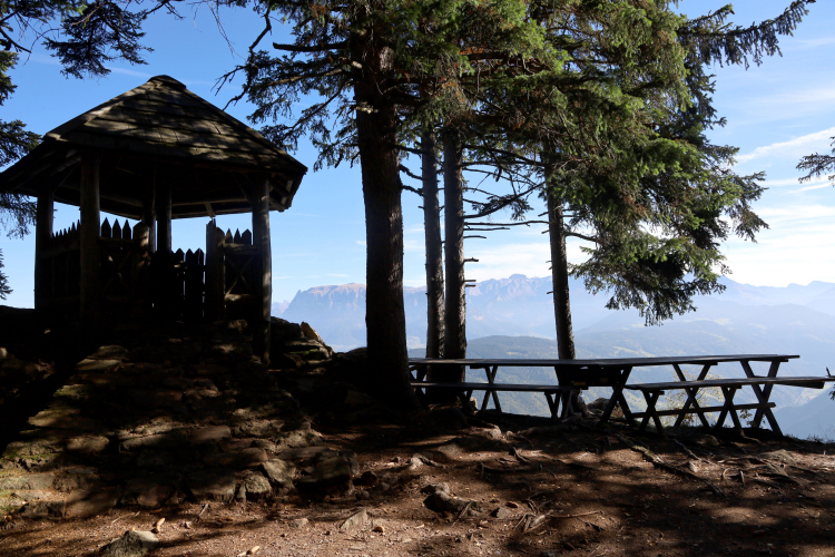 Spektakulärer Ausblick von der Titschenwarte über das Eggental und zu Schlern, Rosengarten und Latemar.