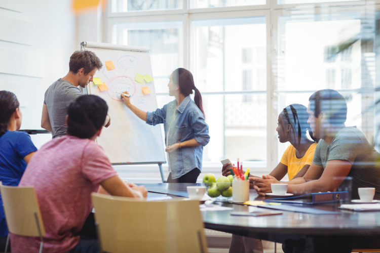 Weiterbildungsprogramme für Mitarbeiter sind auch für Unternehmen von Vorteil: Die Mitarbeiter fühlen sich wertgeschätzt, die Unternehmen bekommen Know-how. Weiterbildungsseminar
