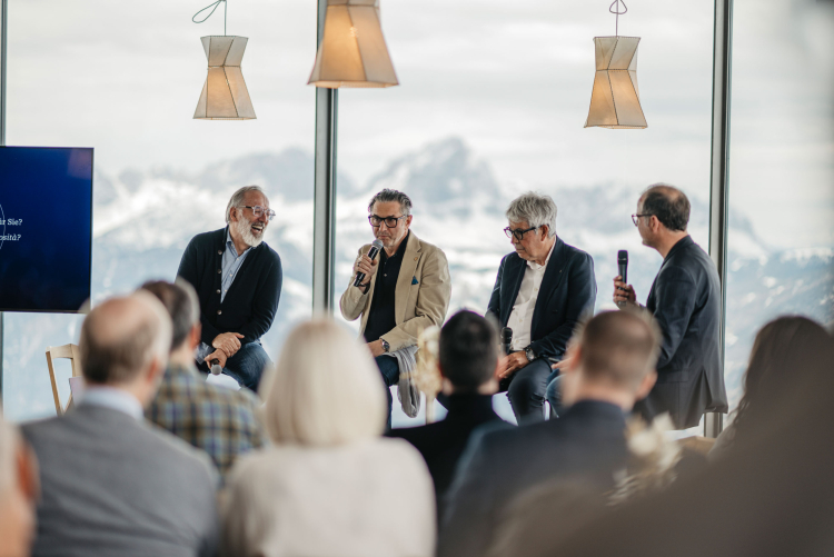Sternekoch Norbert Niederkofler, Christoph Gamper, Miteigentümer und CEO des Unternehmens Durst, Federico Giudiceandrea, Unternehmer und Präsident der Freien Universität Bozen, im Gespräch mit Christian Girardi