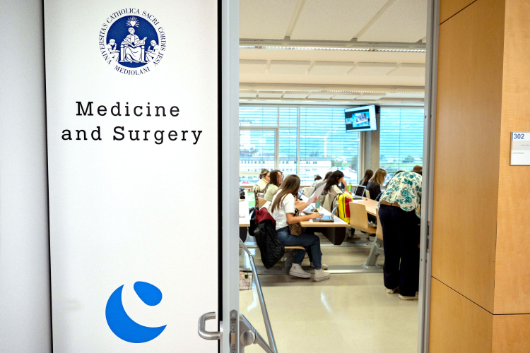 120 Studierende zählt der neue Medizinstudiengang „Medicine and Surgery“ in Bozen mittlerweile, 60 pro Jahrgang. Das Foto stammt vom Studienstart 2024.