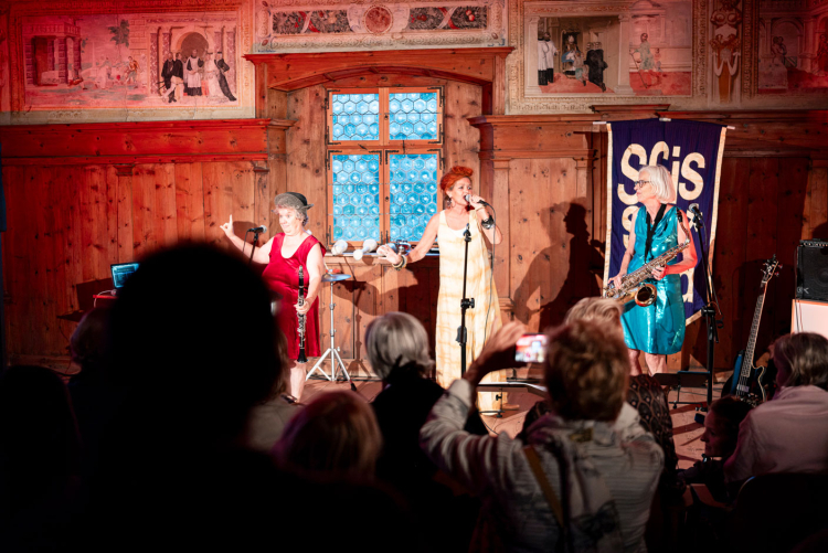 1. Muda Mathis, Fränzi Madörin und Sus Zwick von der Schweizer Band Les Reines Prochaines.