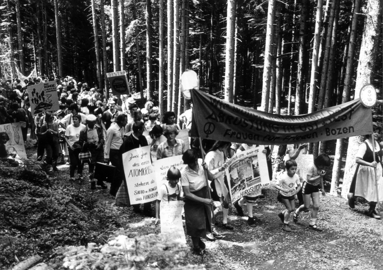 Auf dem Weg zum Titschen, Juni 1982: Das 3. Kohlerer Friedensfest ist das einzige, zu dem es eine ausführliche Fotodokumentation gibt. Kohlerer Friedensfest