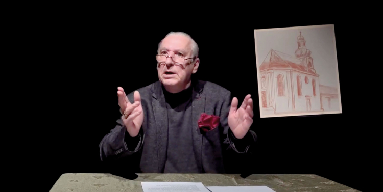 Roland Selva allein im Theater: Zwischen Piefkisch und Dialekt.
