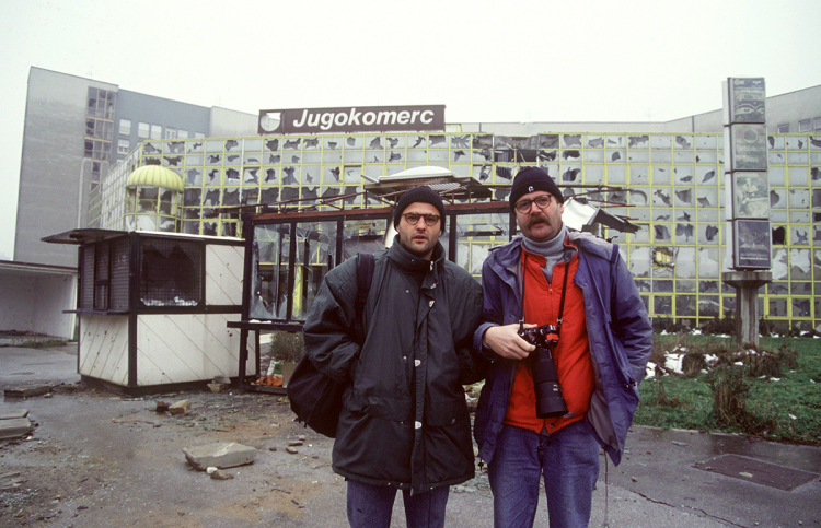 Gabriel Grüner (1963-1999, links im Bild, rechts der Fotograf Uli Reinhardt, der sein Andenken weiterträgt) war Reporter für das Magazin Stern: „Wir wurden vom Sturm der Geschichte mitgerissen“, sagt Ulrich Ladurner, „dieser Sturm hat Gabriel verschlungen.“ Gabriel Grüner