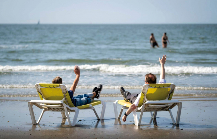 „Macht es gut!“ Im niederländischen Wijk aan Zee verabschieden sich die Bewohner von den Briten mit einem Winken übers Meer. Brexit