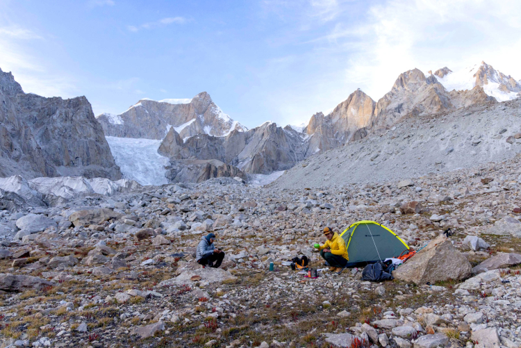 Simon Messner und Kletterpartner Martin Sieberer während ihrer Expedition zum Sechstausender Chumik Kangri im Karakorum (Pakistan). Der damals noch unbestiegene Sechstausender befindet sich im Foto über dem Eisabbruch.