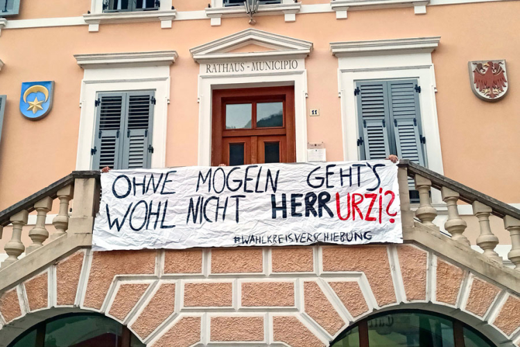 Protest gegen die Teilung des Senatswahlkreises Bozen-Südtiroler Unterland: Man teilt die Wählerinnen und Wähler so sauber auf, dass sie sich nicht mehr miteinander auseinandersetzen müssen.