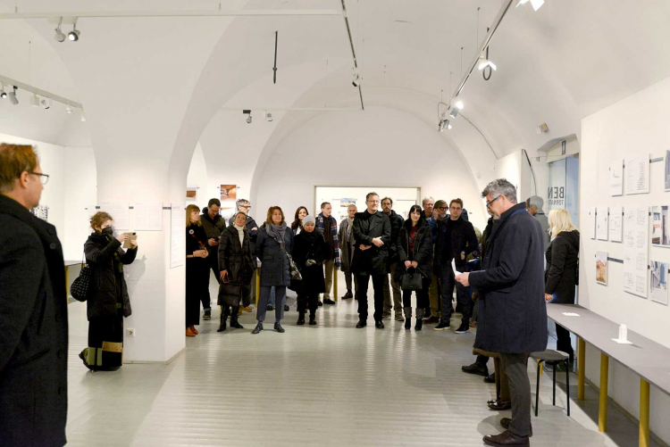 Alexander Zöggeler, der Präsident des Südtiroler Künstlerbundes, hielt die Eröffnungsrede der Architekturausstellung „to dwell“ in der Bozner Galerie Prisma.