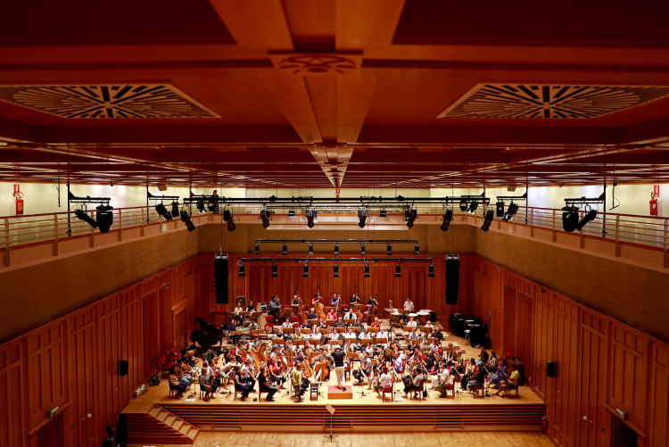 Proben des Mahler Academy Orchestra zu Mahlers 4. Sinfonie im großen Saal des Kulturzentrums Toblach.
