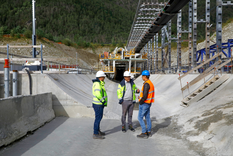 Wo der Tunnel für die Zulaufstrecke des BBT gebaut wird, hat Karl Hinterwaldner (rechts) recherchiert. Seine Gesprächspartner waren Martin Ausserdorfer (Mitte), Leiter der BBT-Beobachtungsstelle, und dessen Mitarbeiter Heinz Tschigg.
Karl Hinterwaldner