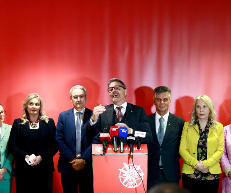 Ein Erfolg will gut vermarktet werden: Am SVP-Sitz in Bozen sprach man im Zusammenhang mit dieser Reform von einem historischen Ereignis. Renate Gebhard, Dieter Steger, Arno Kompatscher, Harald Stauder und Julia Unterberger (von links) demonstrieren Geschlossenheit.