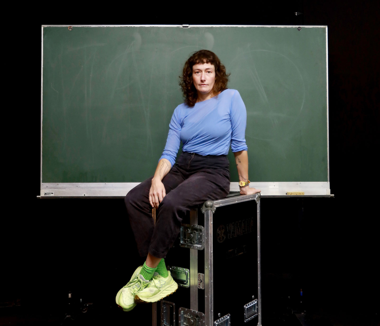 Sara Ostertag leitet das „TEATA“ in Wien und bald auch das Schauspielhaus, „Eva schläft“ ist ihre erste Regie für die VBB: „Theater ist ein großes Geschenk.“