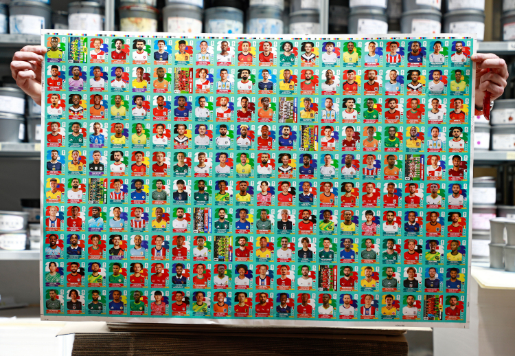 Die Klebebildchen von Panini sind Teil des Kults um die Fußballweltmeisterschaften – und Teil eines Riesengeschäfts: Sie laufen derzeit Tag und Nacht aus den Druckmaschinen von Longo in Bozen, der Markt braucht dringend Nachschub.