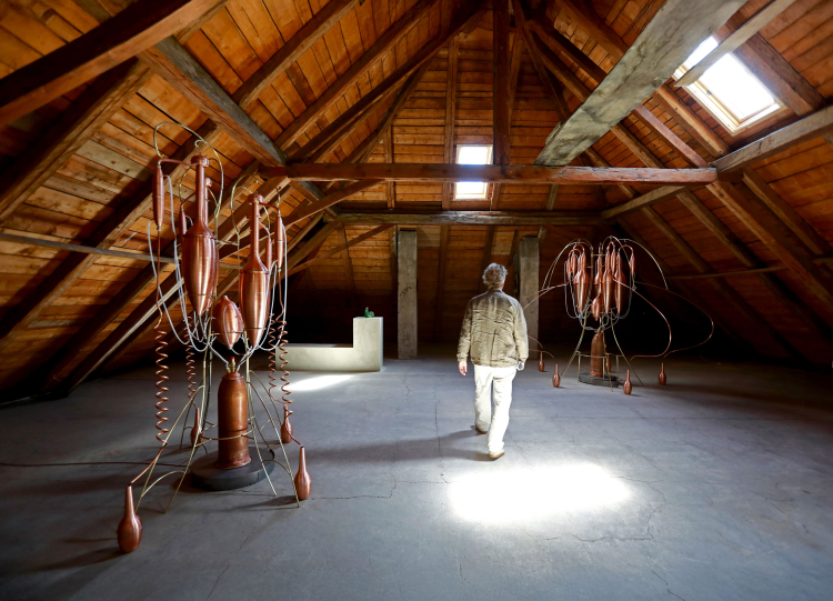 Wenn Verschwinden betrauert und zugleich Raum für Erneuerung geschaffen wird: Jacopo Bellonis Installation „Dormancy“. Destilierskulpturen, die an die Extrahierung beruhigender Essenzen aus Alpenpflanzen erinnern.