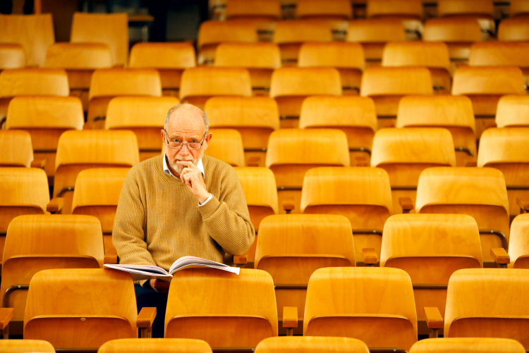 Herbert Grassl während der Musikprobe zu seinem Musikstück „Inferno“ im Naturnser Theatersaal.