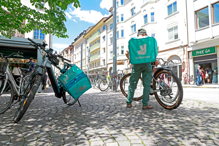 Essensauslieferer im Zentrum von Bozen: Die Rider arbeiten für große Plattformen, für wenig Geld und als Selbstständige – mit allen Risiken.