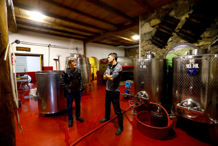 In St. Magdalena bei Bozen freut man sich: Die Jungwinzerinnen und -winzer haben kürzlich den renommierten Preis „Premio Next Generation 2025“ erhalten. Einer von ihnen ist Hannes Spornberger (rechts) vom Kandlerhof. Mit ihm hat Markus Larcher über Herausforderungen in der Weinwirtschaft gesprochen.