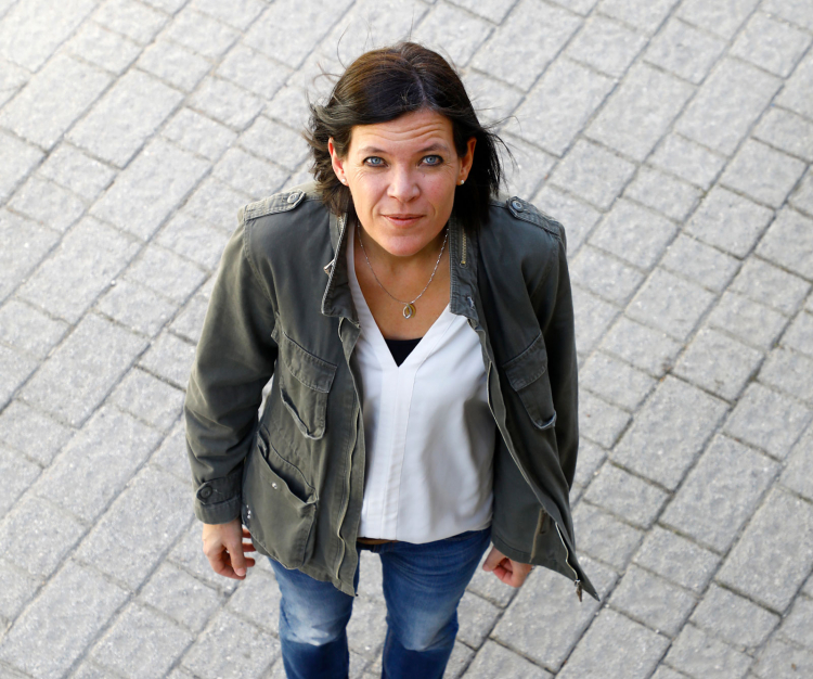 Wir wissen alle nicht, was kommt. Das Leben ist nicht planbar. Es geht um das Leben hier und jetzt. Helga Seebacher versucht heute, nach mehreren Schicksalsschlägen, danach zu leben. Sie begleitet Frauen mit ähnlichen Schicksalen durch ihre Trauer und hilft ihnen, den „Schatz“ zu finden, der sich hinter all dem Schmerz versteckt. „Die Trauer“, sagt sie, „lässt sich nicht verdrängen. Sie muss raus.“