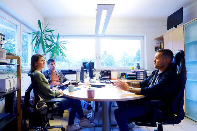 Der mit den Zelten: ff-Hospitantin Martina Stecher und ff-Vizechefredakteur Karl Hinterwaldner haben den Zeltbauer Simon Complojer (rechts) getroffen. Die Geschichte dazu lesen Sie ab Seite 38.