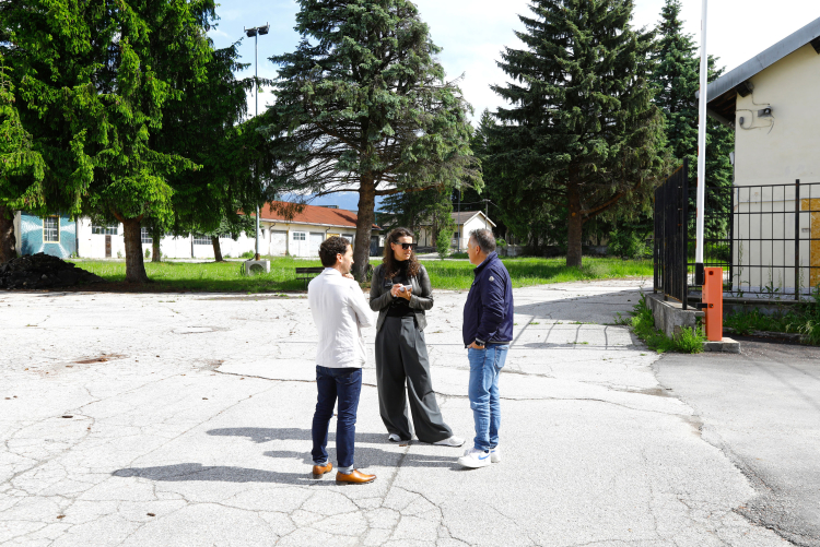 In Bruneck: ff-Redakteurin Silke Hinterwaldner bei einem Lokalaugenschein auf dem Areal der ehemaligen „Federico Enrico“-Kaserne. Begleitet wurde sie von Stadtrat Hannes Niederkofler (links)
und Bürgermeister Bruno Wolf.