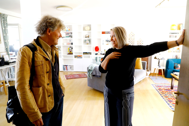 Zwei, die gerne schreiben: Maria Kampp schreibt Reiseführer – über Verona, Triest und Südtiroler Brennereien. ff-Redakteur Markus Larcher hat sie porträtiert. „Oh, Maria“, ab Seite 52.