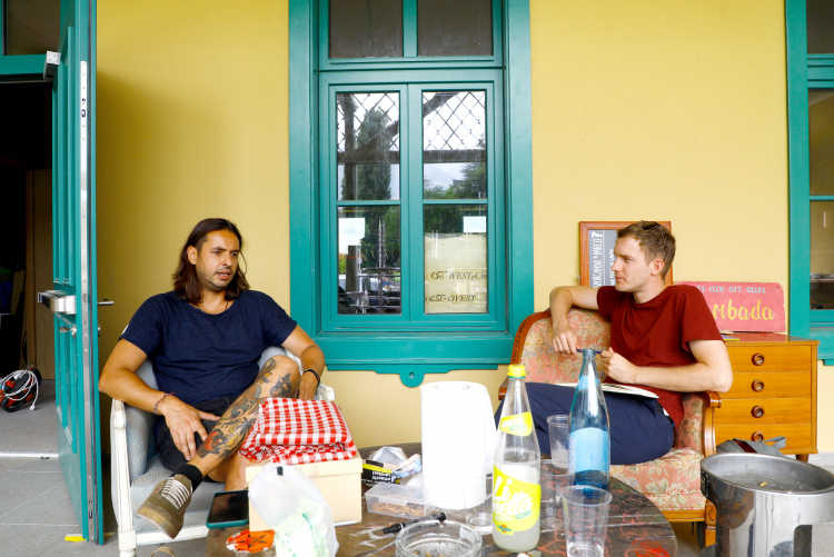 Auf der Veranda: Friedrich Hainz (rechts) im Gespräch mit Thomas Kobler.
Das Porträt über den künstlerischen Leiter des Ost-West-Clubs lesen Sie ab Seite 60.