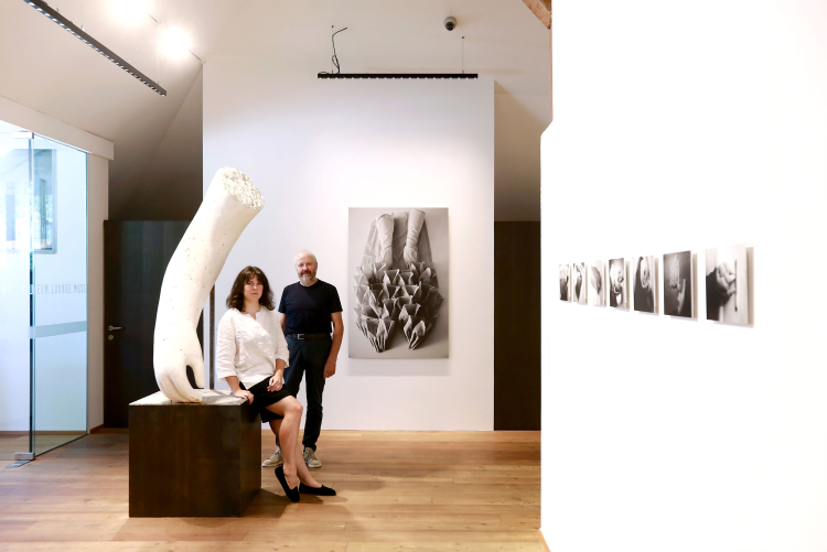 Anna und Lois Anvidalfarei in den Räumen ihrer Ausstellung „Mans“, im Meraner Palais Mamming.