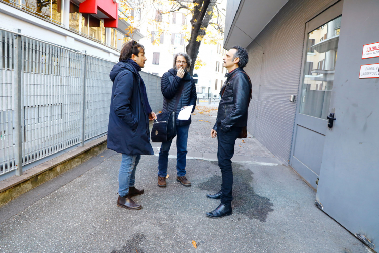 Noch schnell eine Zigarette vor dem Interview: Georg Mair hat die Musiker Alex Trebo (links) und Manuel Randi (rechts) vor ihrem Konzert in Bozen zum Gespräch getroffen.
Was dabei herausgekommen ist, lesen
Sie ab Seite 48.