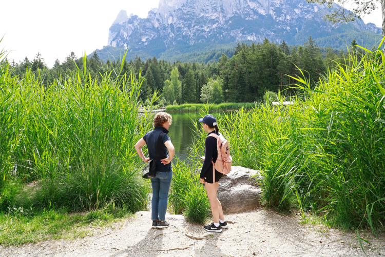 Am See: Anica Schubert (rechts) im Gespräch mit der Biologin Renate Alber. Schubert wollte wissen, wie sich Naturschutz und Freizeit miteinander verbinden lassen. Wie viel Mensch verträgt ein See? Ab Seite 36. Anica Schuber, Renate Alber