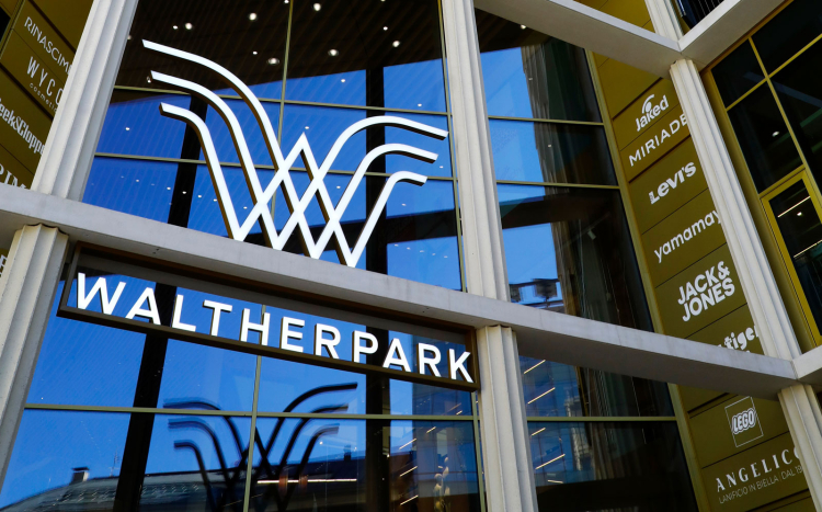 Die Fassade des neuen Einkaufszentrums in Bozen: Geplant von Stararchitekt David Chipperfield, versprüht sie den Charme einer italienischen Bar aus den Achtzigern – wir erinnern uns gut an die Rahmen aus Messing, die manchmal noch heute zu sehen sind.