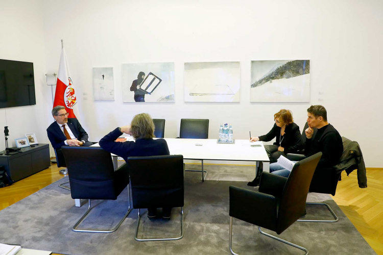 Georg Mair und Karl Hinterwaldner beim Interview mit dem Landeshauptmann in dessen Büro, wo jetzt Kunstwerke von Rudolf Stingl und Marcello Jori hängen. Für den Termin wurde ff eigens das Landhaus I in Bozen aufgesperrt, der Wachdienst war schon misstrauisch geworden. Das Interview können Sie ab Seite 16 lesen.