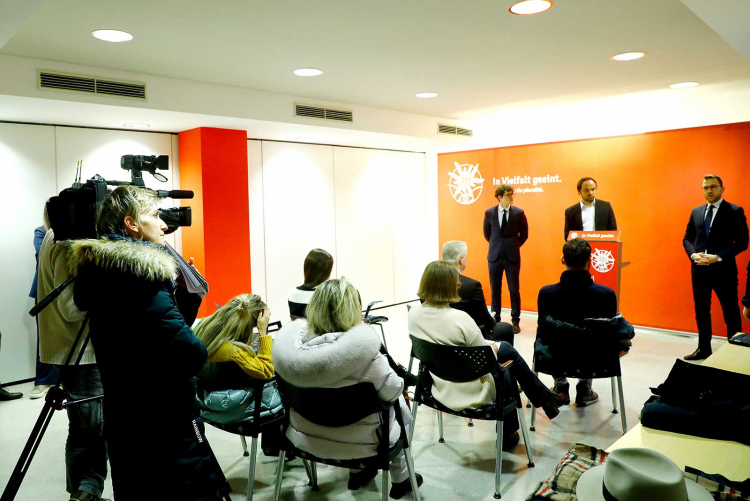 „Schau, schau“, dachten sich die politischen Beobachterinnen und Beobachter bei einer Pressekonferenz am vergangenen Donnerstag. SVP-
Landessekretär Stefan Premstaller (rechts im Bild) war überraschend zurückgetreten. Obmann Philipp Achammer (am Pult) stellte auch gleich den Nachfolger vor: Neuer Landessekretär wird Martin Pircher (im Bild links neben Achammer). Mit der Regierungspartei beschäftigt sich in dieser Ausgabe Alexandra Aschbacher (links im Bild).