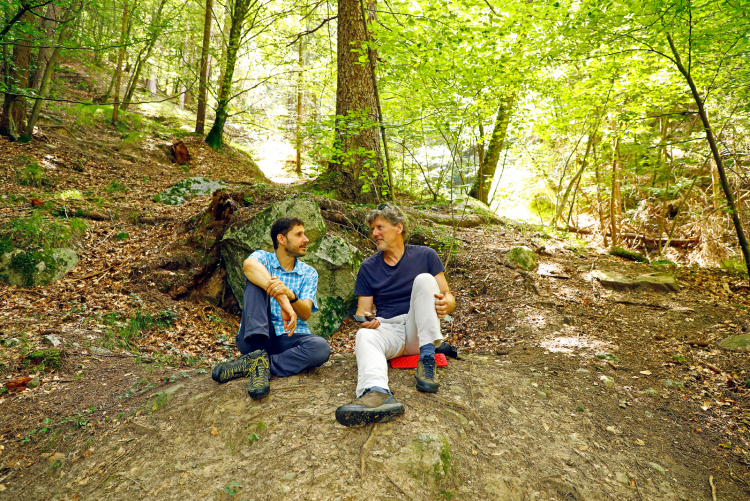 Wie gut der Wald tut: Markus Larcher (rechts) ist mit Martin Kiem zum Waldbaden gegangen.
Markus Larcher und Martin Kiem