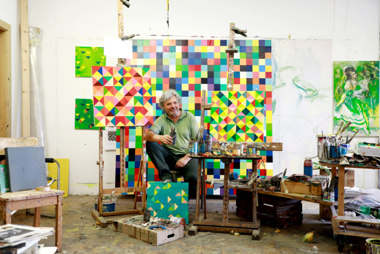 Ivo Mahlknecht, Jahrgang 1955, stammt aus Meran
und feierte in den 1980er-Jahren als Neo-Expressionist Erfolge. Als er dann anfing, wie die Alten Meister zu malen, reagierte der Kunstbetrieb nicht erfreut. Seitdem – „für die Freiheit muss man bezahlen“ – geht Mahlknecht seine
eigenen Wege. In jüngerer Zeit beschäftigt er sich mit
farbigen Drei- und Vierecken. Ivo Mahlknecht