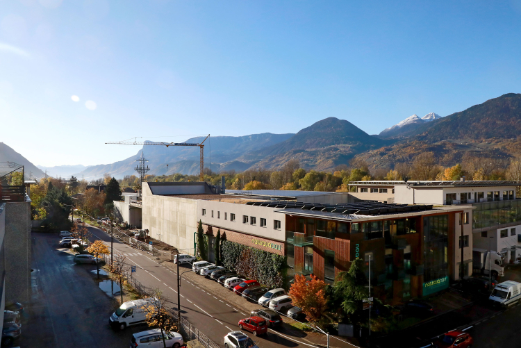 Schönes Wetter, aber dicke Luft. In Sinich Süd werden in diesen Wochen viele Beschwerdemails verschickt. Die Adressatin: Merans Bürgermeisterin Katharina Zeller.