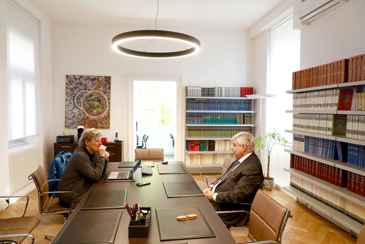 Markus Larcher interviewt für die Titelgeschichte in diesem Heft Beniamino Migliucci (rechts), Anwalt für Strafrecht.