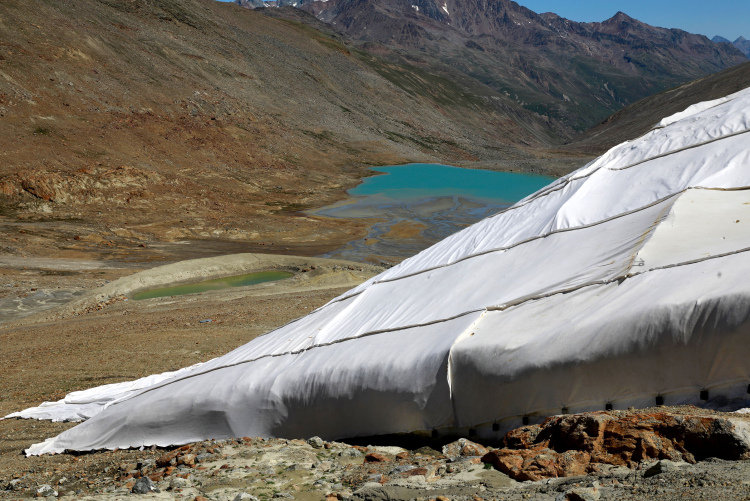 Verschwindender Wasserspeicher: das mit weißem Vlies eingepackte Schneedepot unterhalb des Schnalser Gletschers im Skigebiet. Die diesjährigen Schneereserven sind schon lange aufgebraucht.